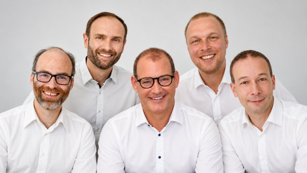 Lächelndes fünfköpfiges Business-Team Kernteam